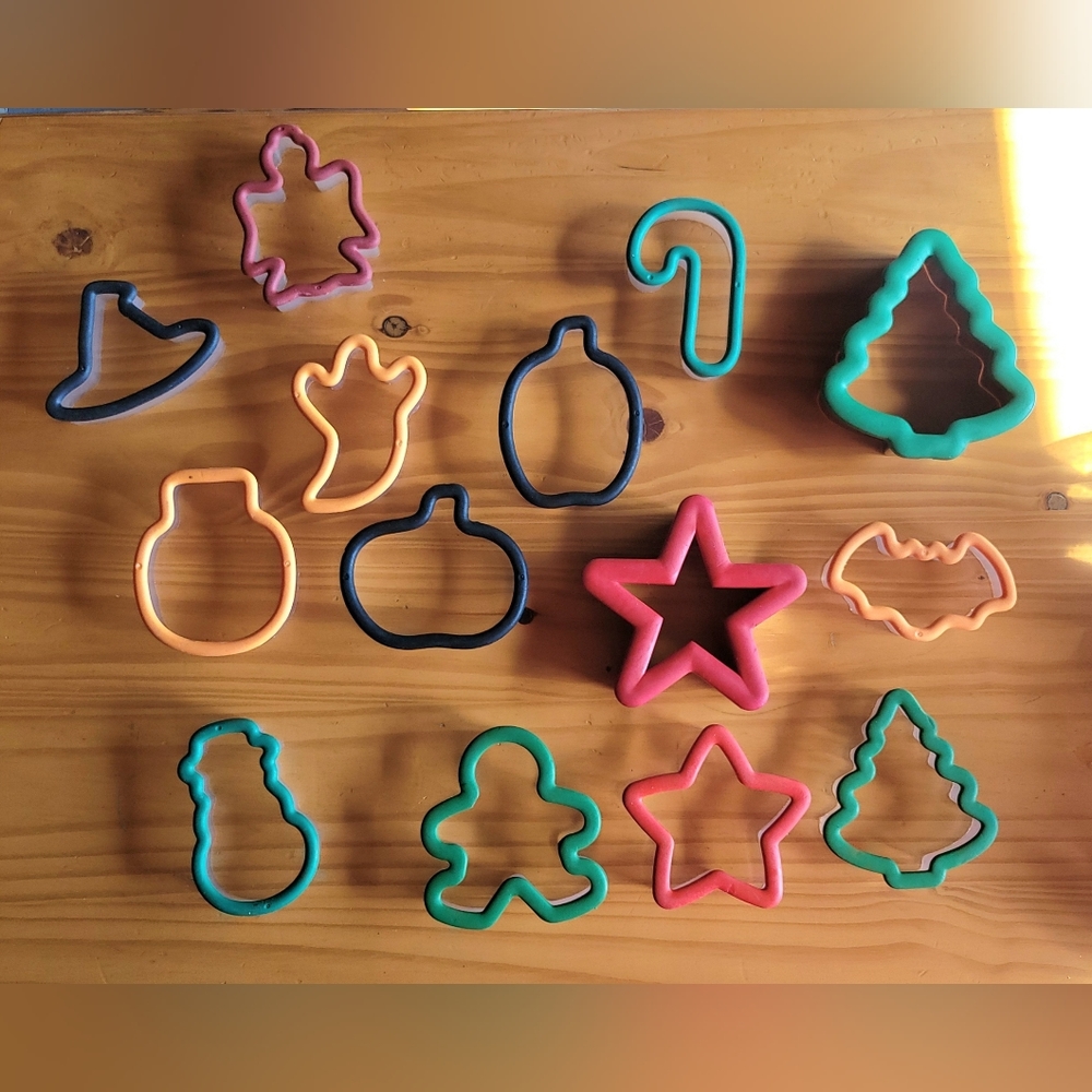 🍪 25 Pieces Total - LOT of Soft Touch Cookie Cutters & Cookie Presses 🍪